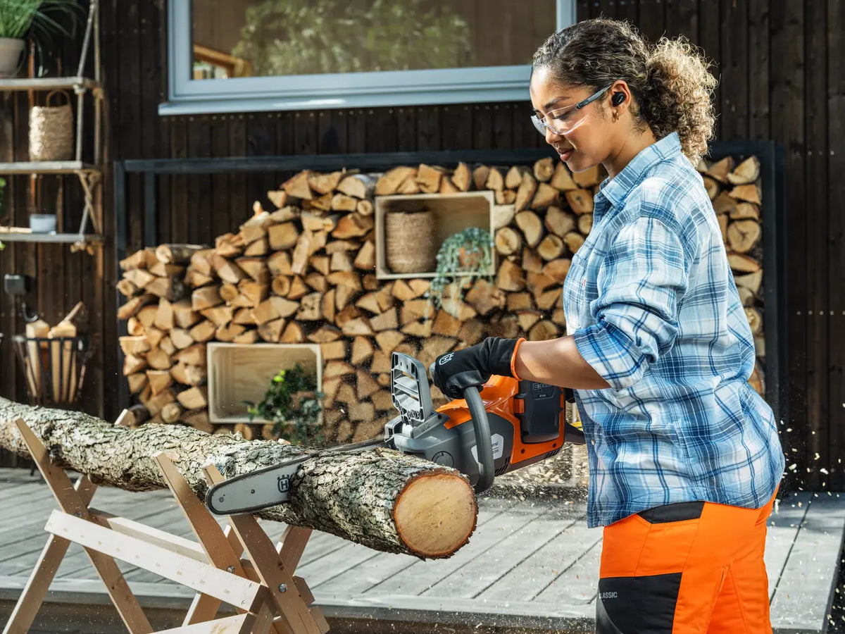 Husqvarna 230i cu acumulator și încărcător