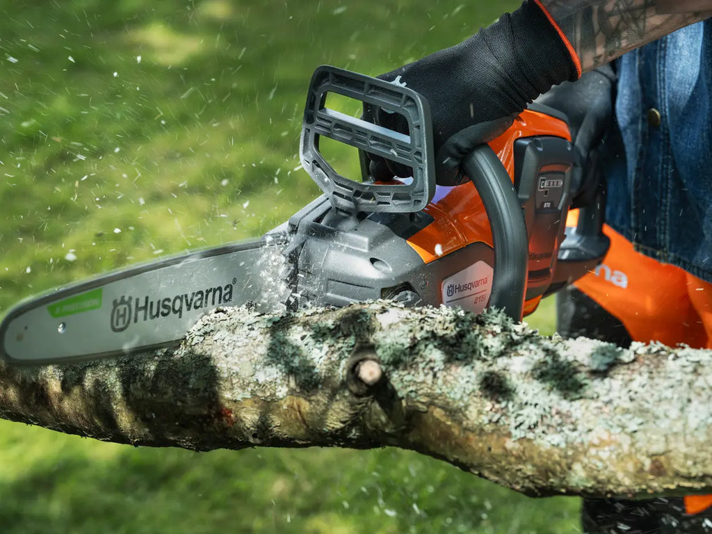 Husqvarna 215i cu acumulator și încărcător