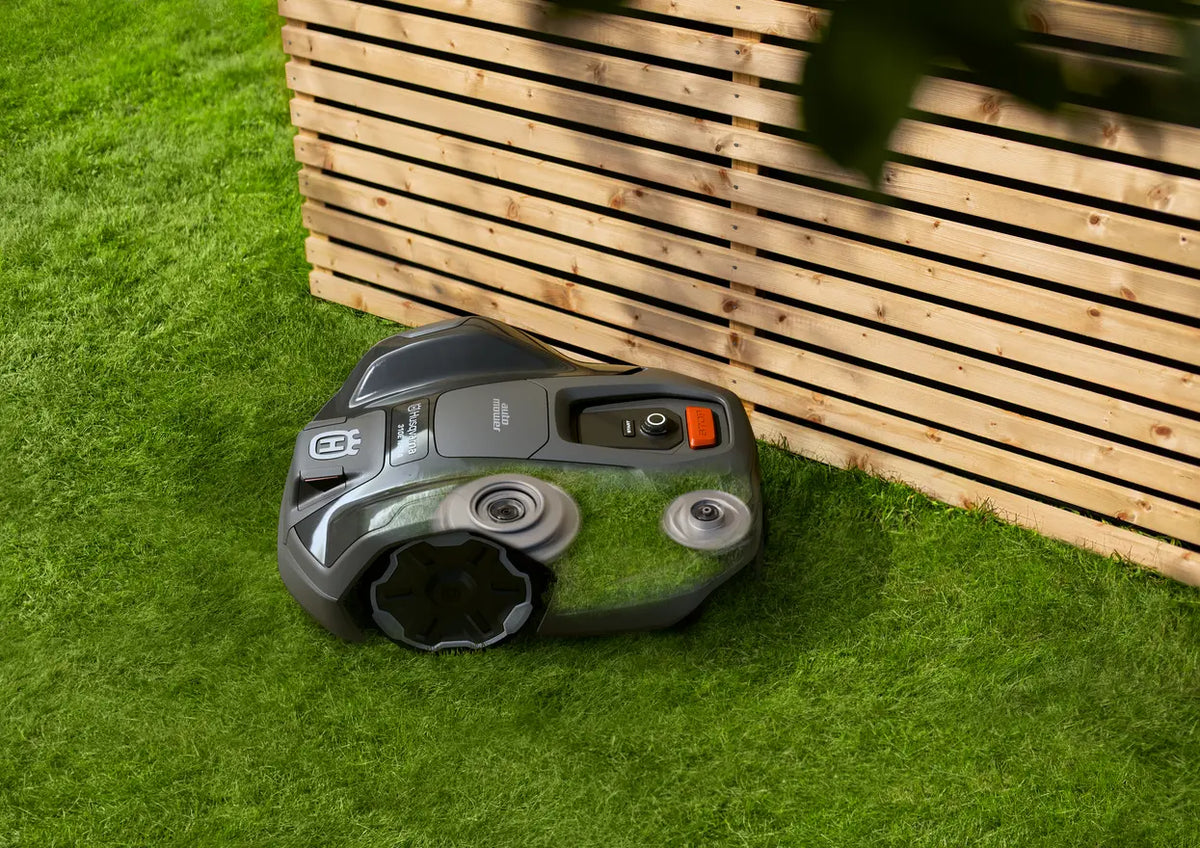 PACHET: Husqvarna Automower® 310E NERA + stație de referință + modul EPOS