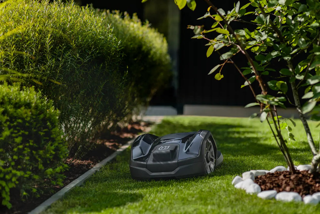 PACHET: Husqvarna Automower® 310E NERA + stație de referință + modul EPOS