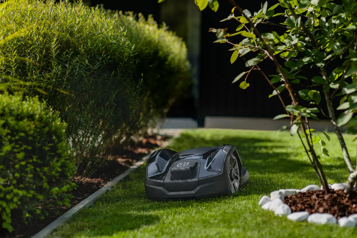 PACHET: Husqvarna Automower® 310E NERA + stație de referință + modul EPOS