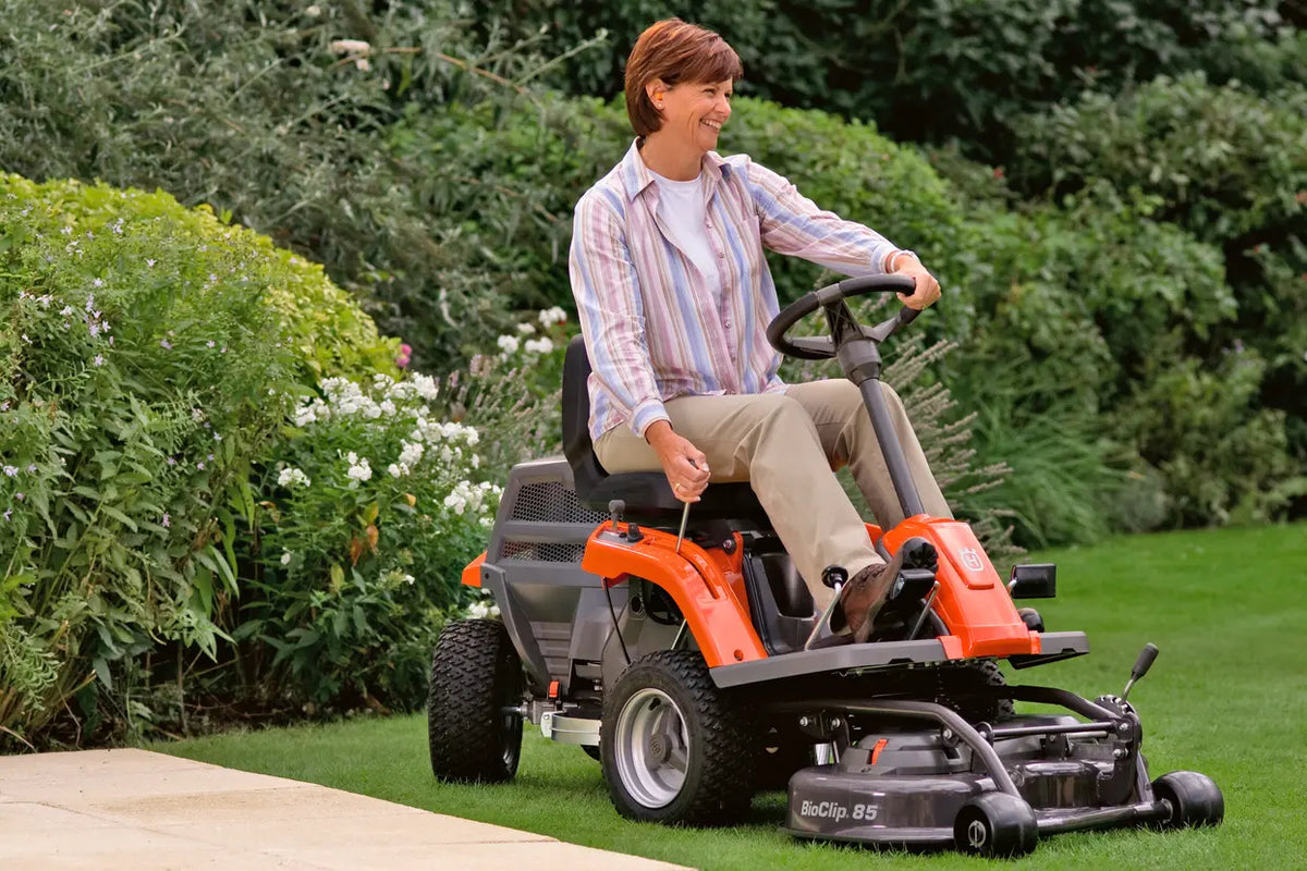 Husqvarna R 112C (prețul include masă de tăiere Combi 85)
