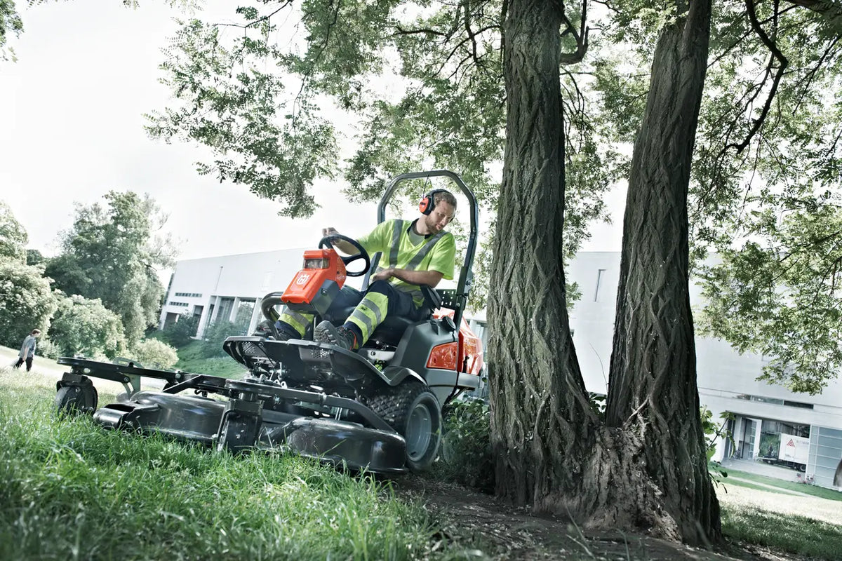 Husqvarna P 525DX cu cabină (prețul nu include masă de tăiere)