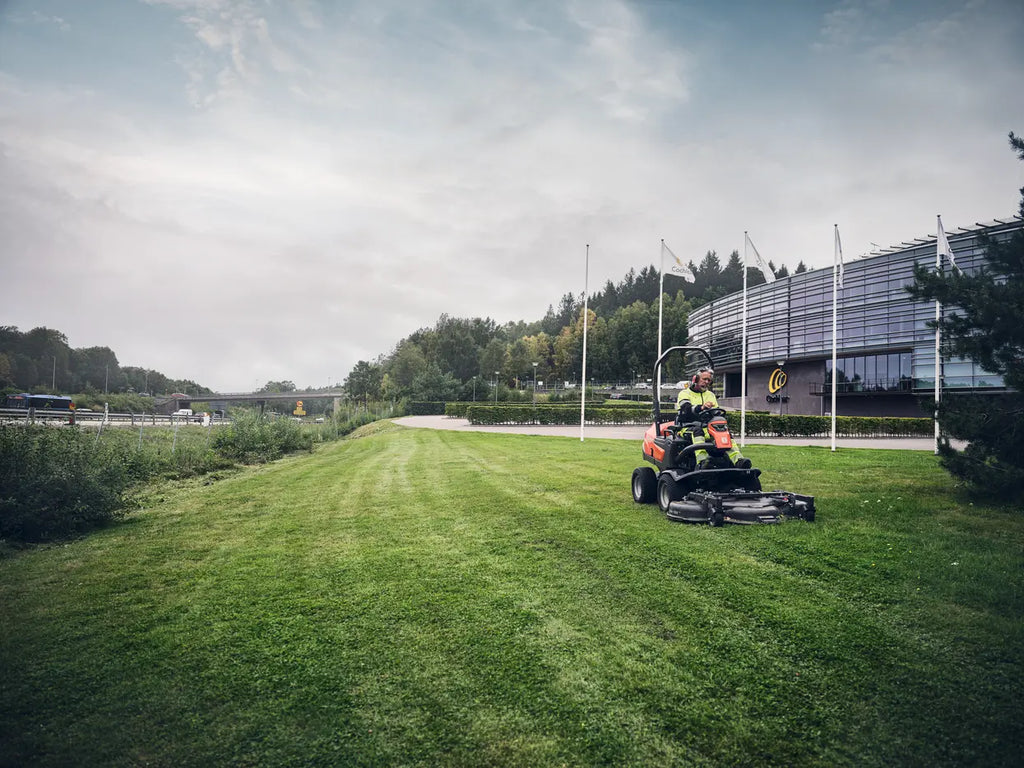 Husqvarna P 525DX cu cabină (prețul nu include masă de tăiere)