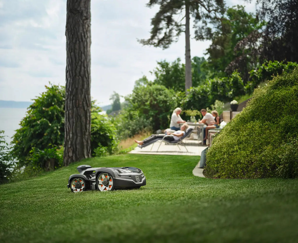 PACHET: Husqvarna Automower® 435X AWD NERA cu tehnologie fără cablu de perimetru + stație de referință