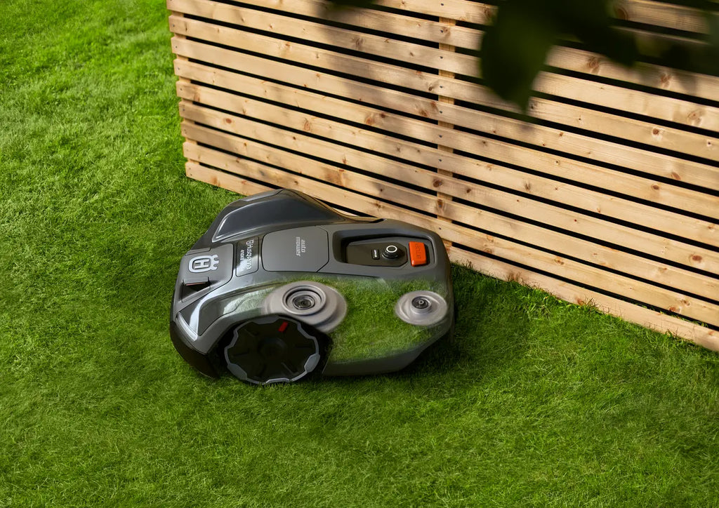 PACHET: Husqvarna Automower® 405XE NERA + stație de referință + modul EPOS