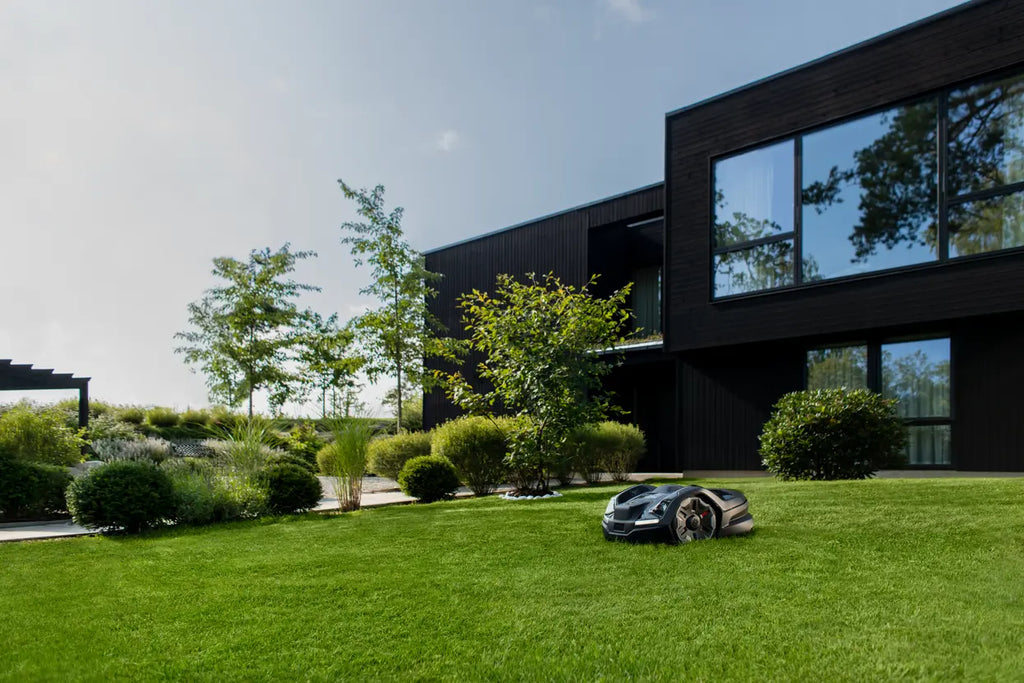 PACHET: Husqvarna Automower® 410XE NERA + stație de referință + modul EPOS