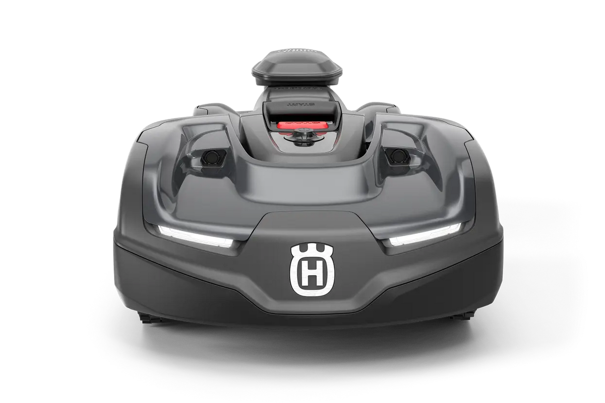 PACHET: Husqvarna Automower® 435X AWD NERA cu tehnologie fără cablu de perimetru + stație de referință