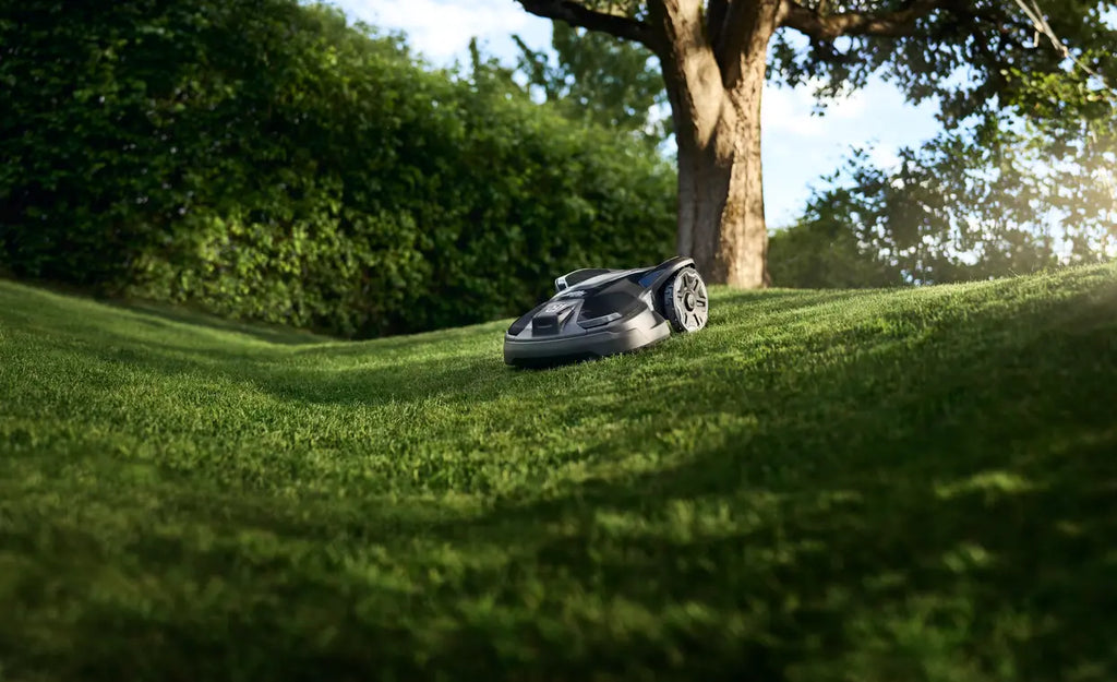 PACHET: Husqvarna Automower® 320 NERA + stație de referință + modul EPOS