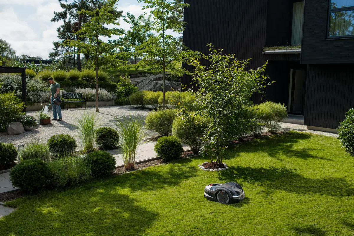 PACHET: Husqvarna Automower® 410XE NERA + stație de referință + modul EPOS