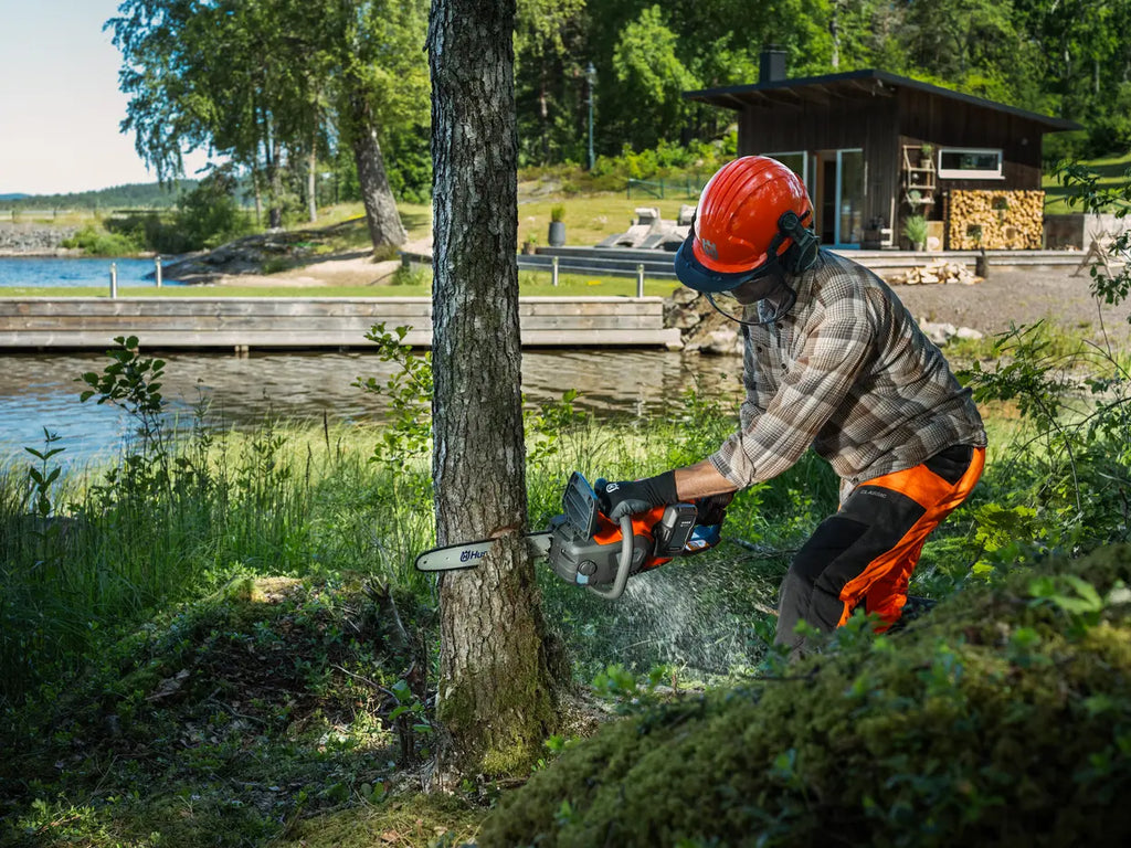 Husqvarna 242i cu acumulator și încărcător