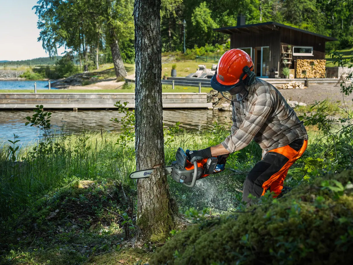 Husqvarna 242i cu acumulator și încărcător