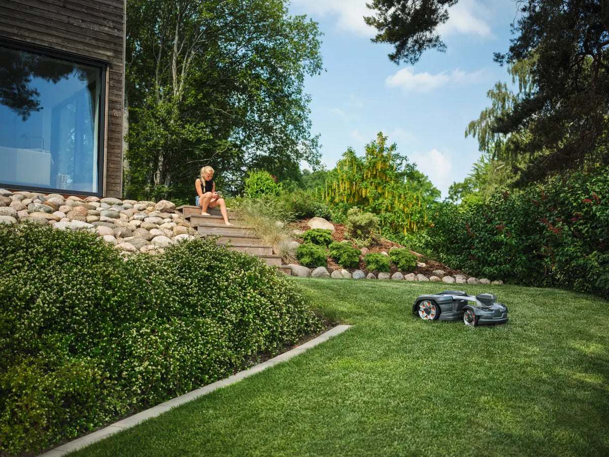 PACHET: Husqvarna Automower® 435X AWD NERA cu tehnologie fără cablu de perimetru + stație de referință