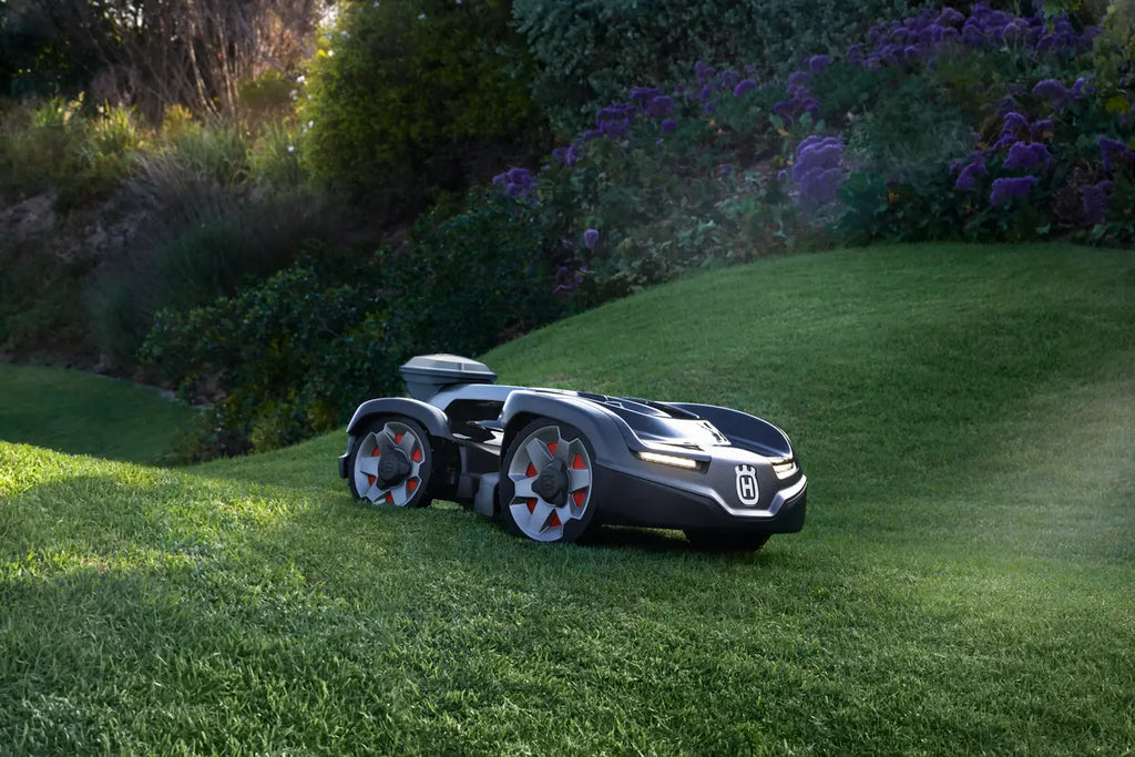 PACHET: Husqvarna Automower® 435X AWD NERA cu tehnologie fără cablu de perimetru + stație de referință