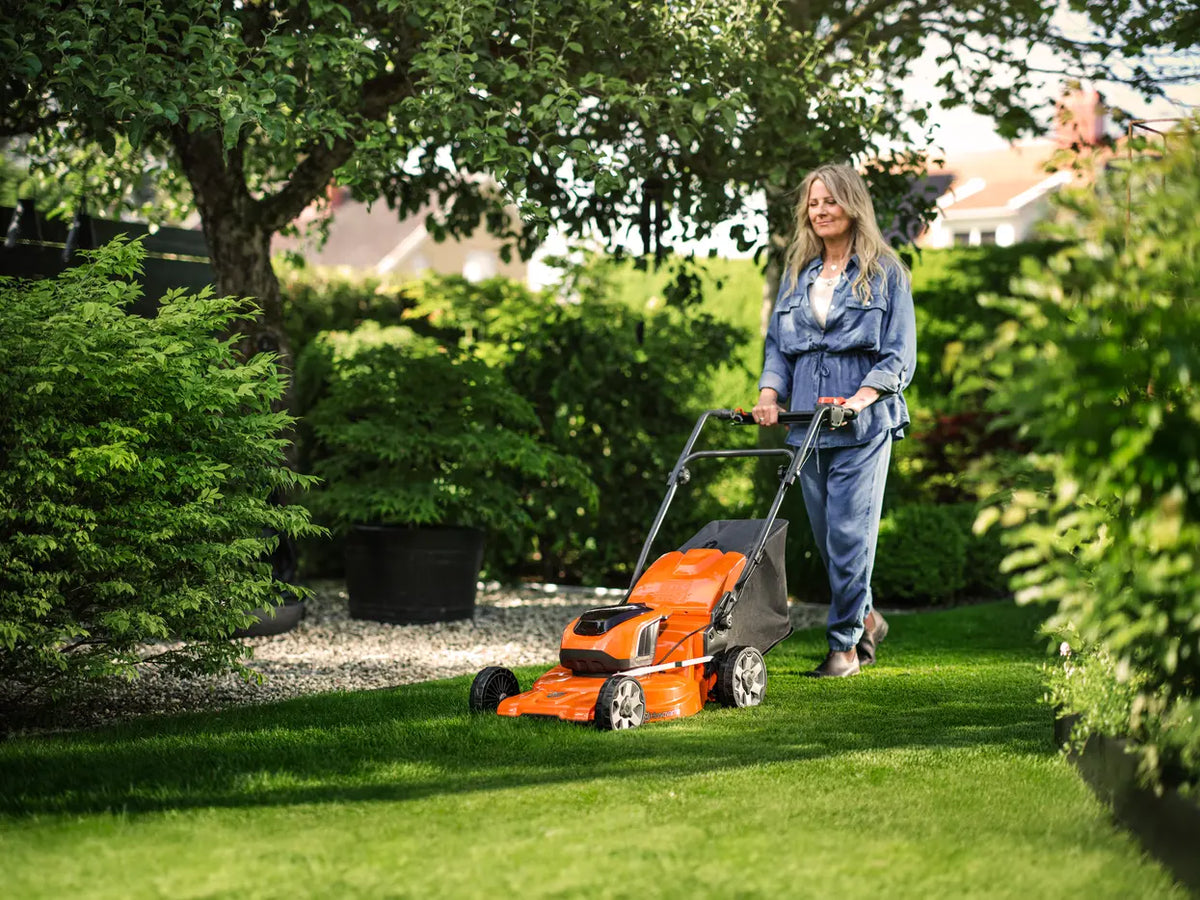Husqvarna LC 142i cu acumulator și încărcător