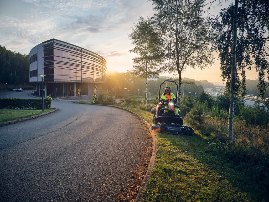 Husqvarna P 525DX cu cabină (prețul nu include masă de tăiere)